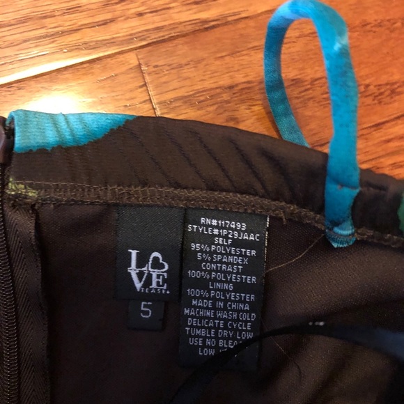 Stunning size 5 strapped dress with padded cups - Picture 7 of 7